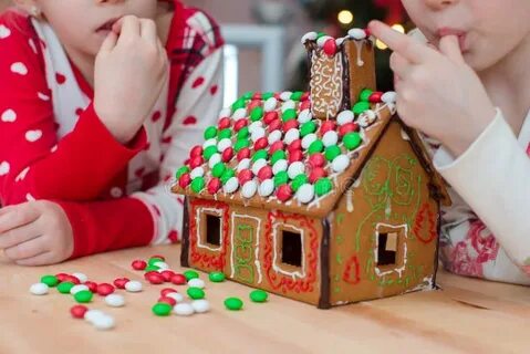 Дети собирают домик