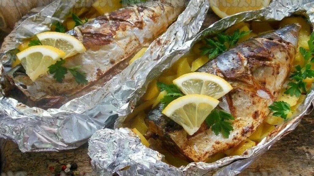 рыба фиш по-еврейски. скумбрия в духовке с картошкой и луком запеченная. скумбрия запеченная с картофелем. скумбрия запеченная с картофелем в духовке. скумбрия запеченная с картофелем в духовке.