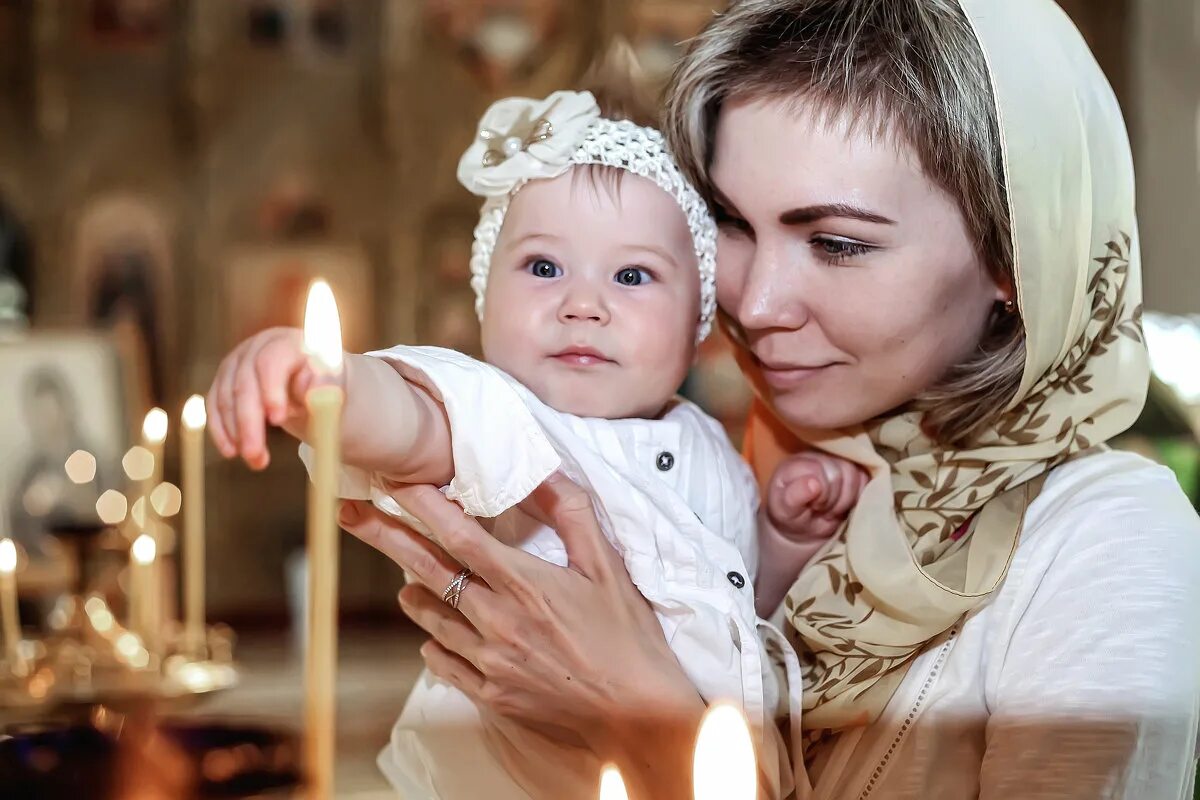 крещение в церкви. крещение в храме. крещение ребенка. девочка в церкви. крестины в храме.