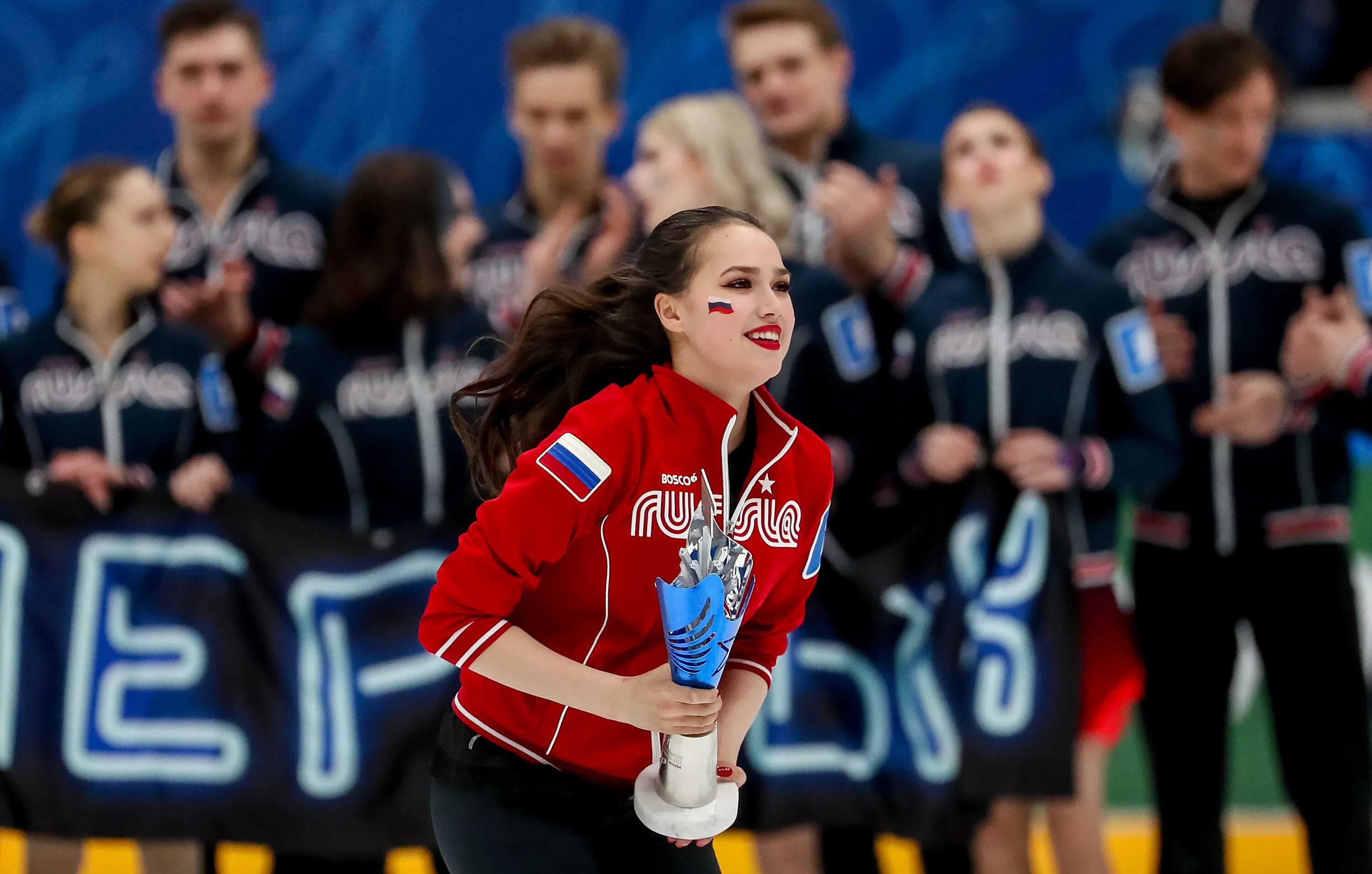 Саша трусова фигурное катание 2021. Фигурное катание 2021 первый. Фигурное катание 2021 первый. Щербакова трусова туктамышева чм 2021. Фигуристы церемония награждения.