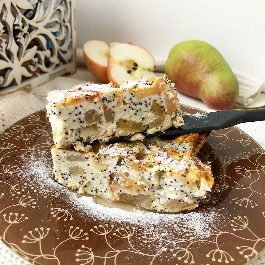 творожная запеканка с яблоком и маком. творожный пирог с маком и яблоками. запеканка с маком и творогом. творожная запеканка с яблоком и маком. творожная запеканка с грушей.