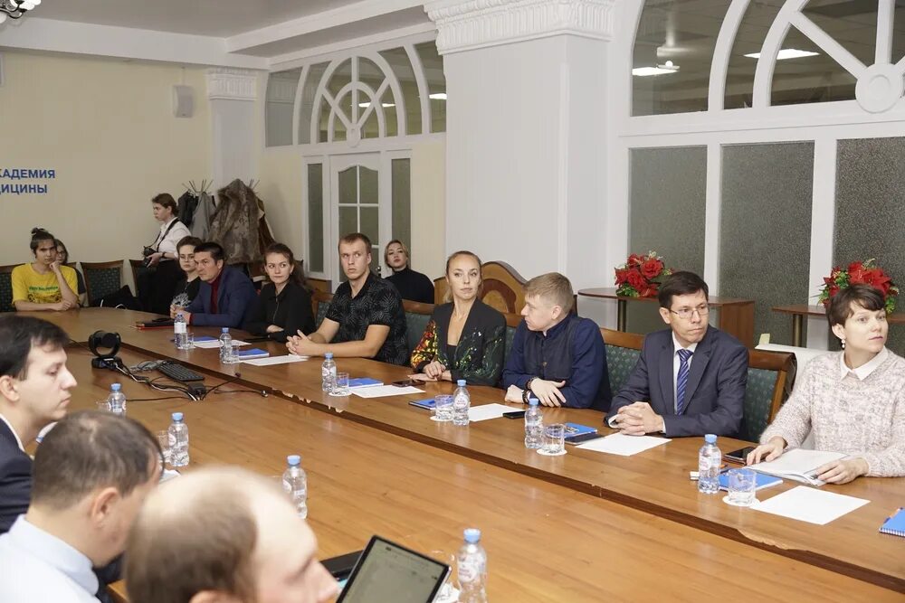 Круглый стол проблемы молодежи. Круглый стол мероприятие. круглый стол студенты медицинский. казань молодой ученый 2014.