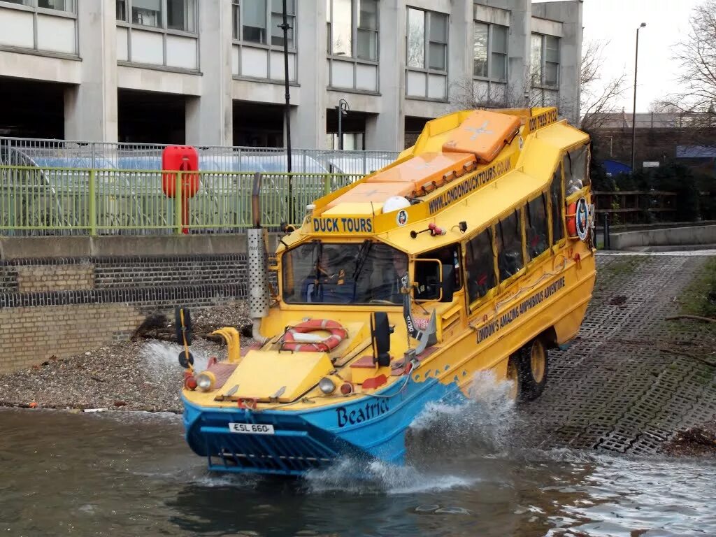 Плавающий автобус. Автобус амфибия англия. Автомобиль амфибия дак. London duck. Амфибиус автобус.