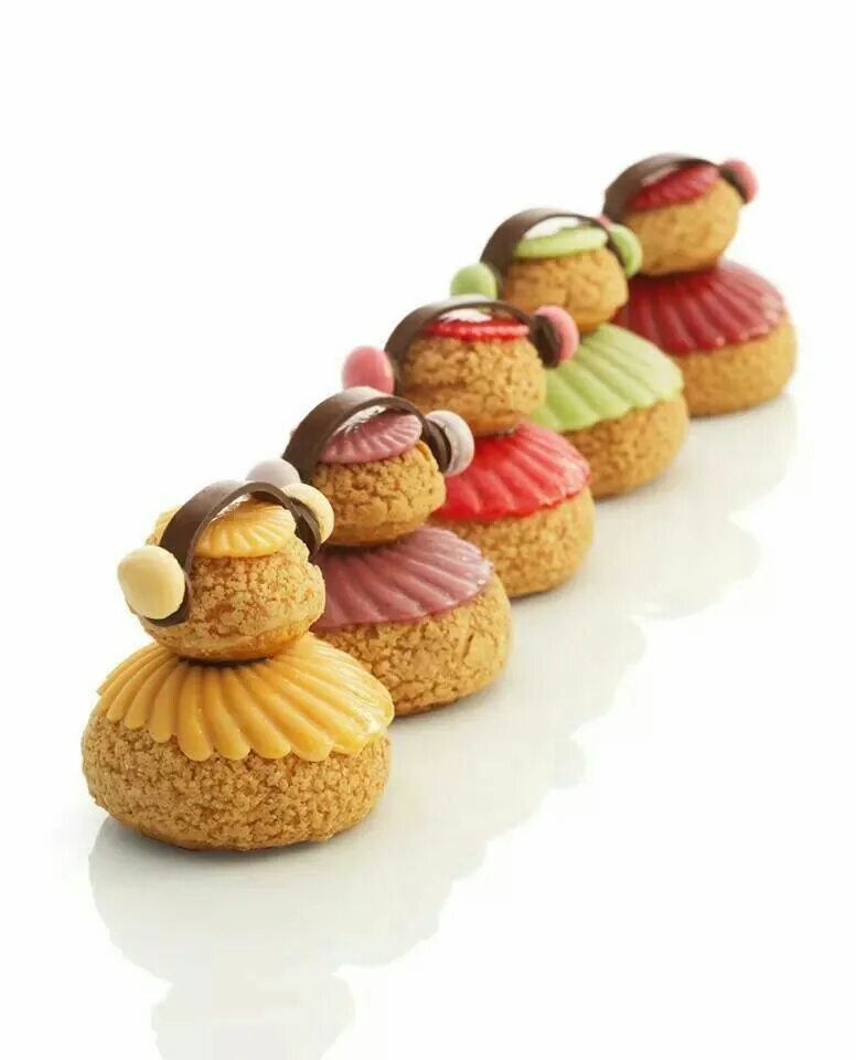 французские пирожные. кондитерской éclair de genie. сладости эклеры. Choux pastry. пирожные эклеры.