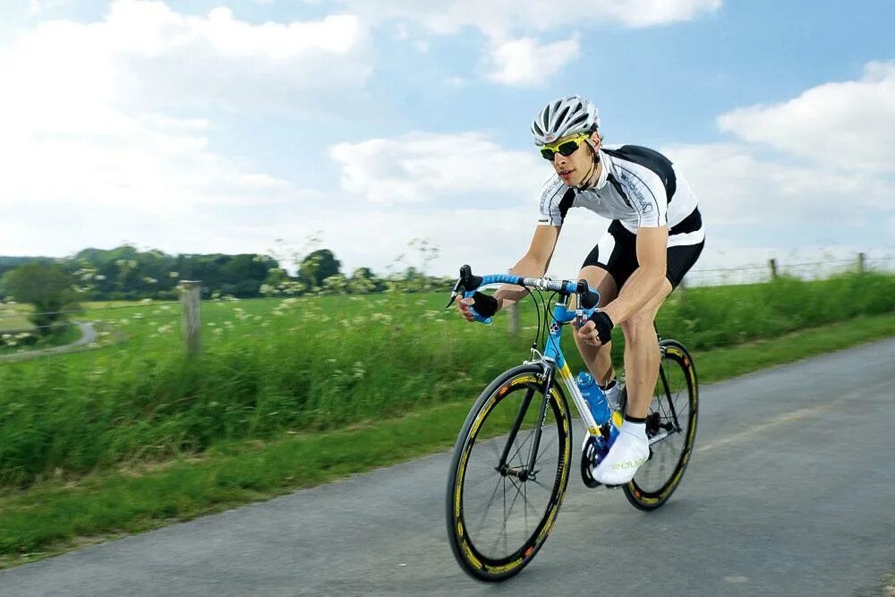 Speed bike. Велосипедист. Шоссейный велосипедист. Велосипедист на велосипеде. Человек на шоссейном велосипеде.