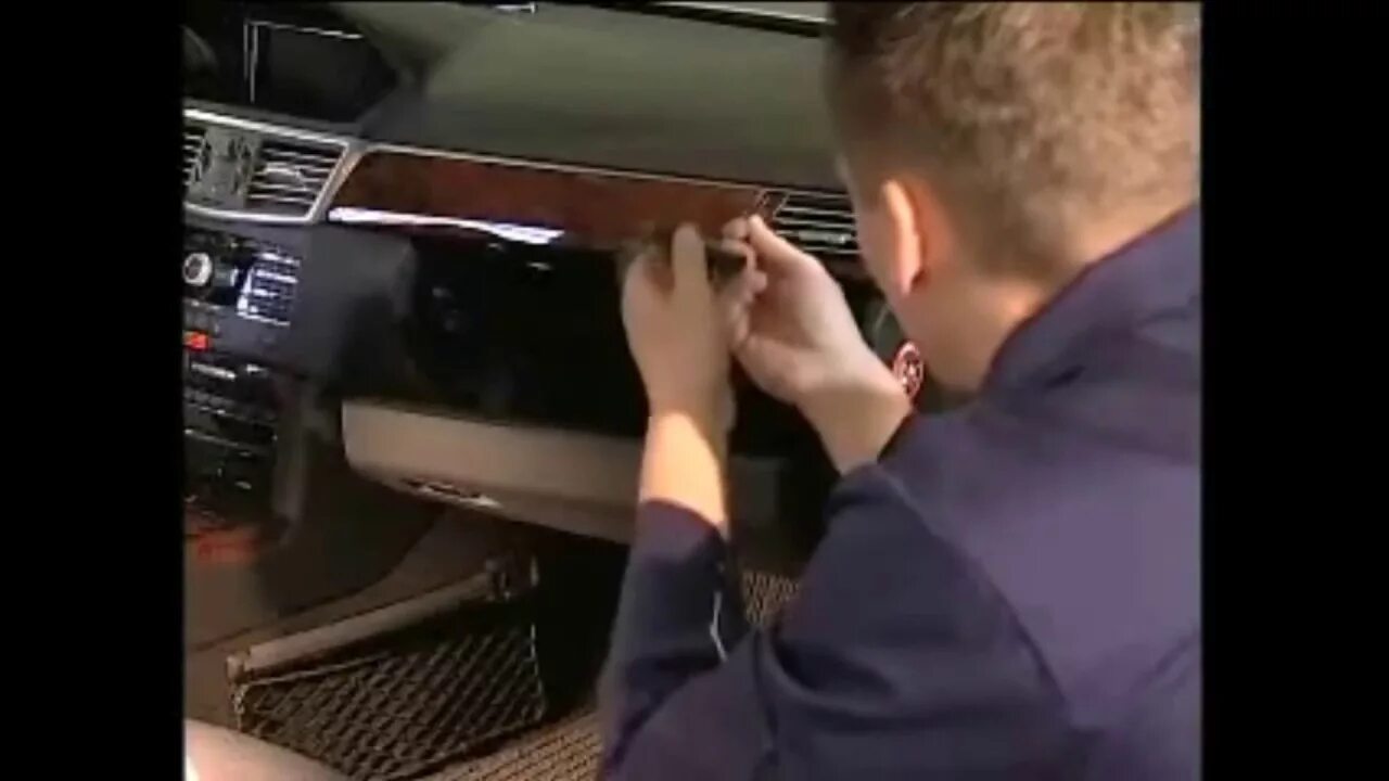 Снять панель на мерседес. Снятие панели приборов w212. снятие приборной панели мерседес 212. снятие торпеды мерседес e200. снятие торпеды мерседес w212.