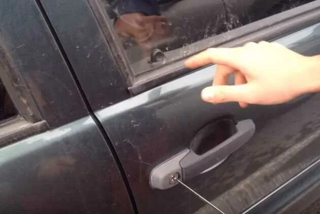 Дверь автомобиля. Вскрытие машины без ключа. Дверной замок авто. Ключ для открывания автомобильных дверей. Закрыть ключом двери машины.