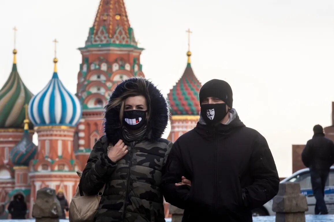 Что стало с русскими людьми. Русские люди Москва. Люди в масках на красной площади. Люди России фото. Русские люди стоят.