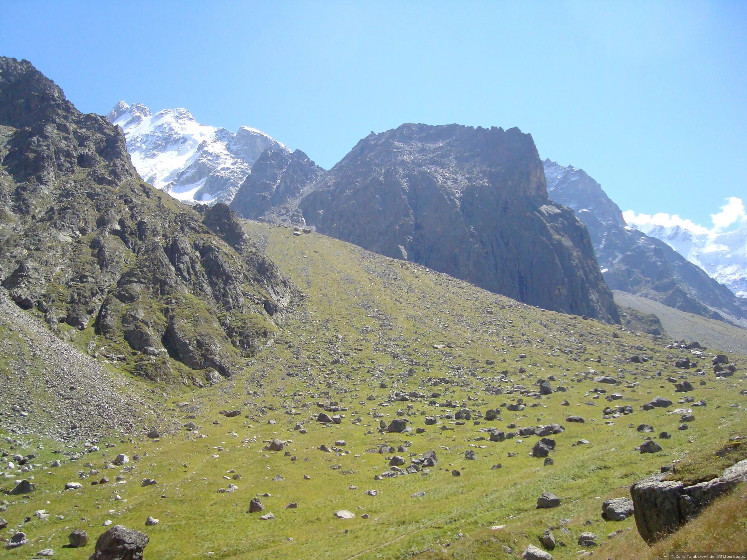 гора шлемов. город башкирии замок, горы, каска. липецкая область, задонский район, каменский сельсовет,. ущелье безенги июль. велосипедист в шлеме на горе.