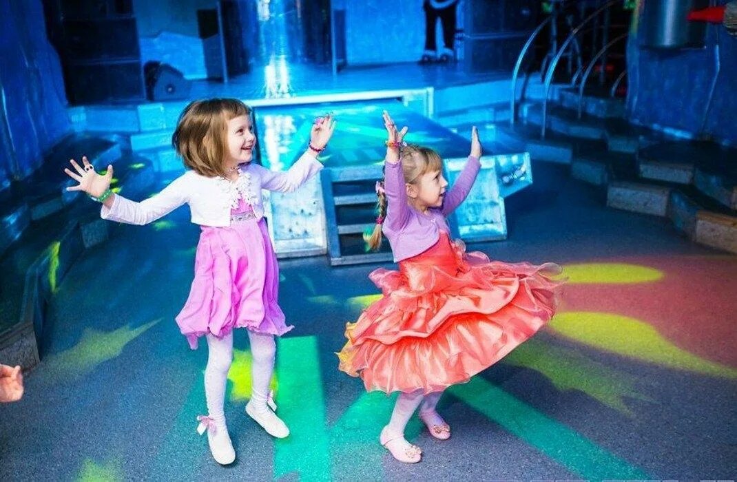 Танцевальная вечеринка для детей. Дискотека для детей. Дети танцуют на празднике. Танцевально-игровая программа.