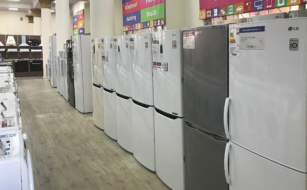 Магазины техники холодильники. Холодильник для магазина. Магазин бытовой техники холодильник. Эльдорадо магазин бытовой техники холодильники. Уцененная бытовая техника холодильник.