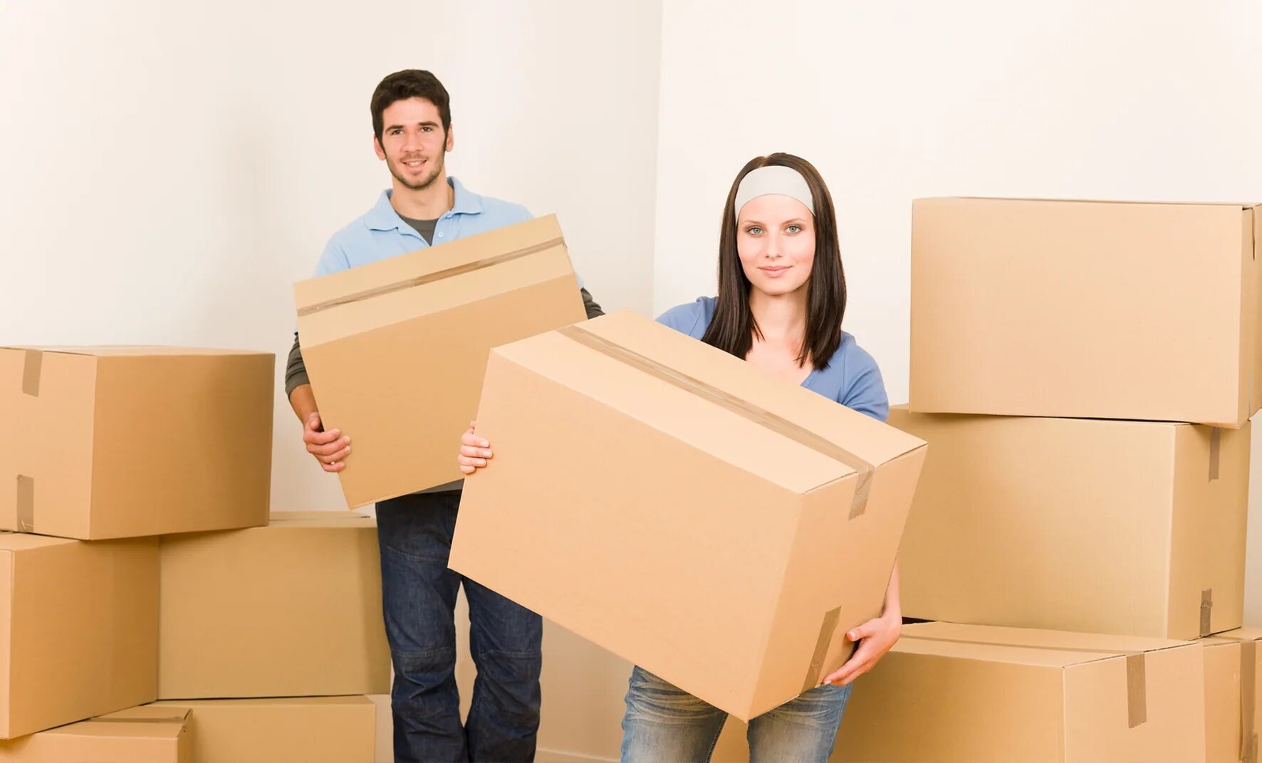 Moving storage. Картонные коробки. грузчики. несёт коробку на складе. moving expert.