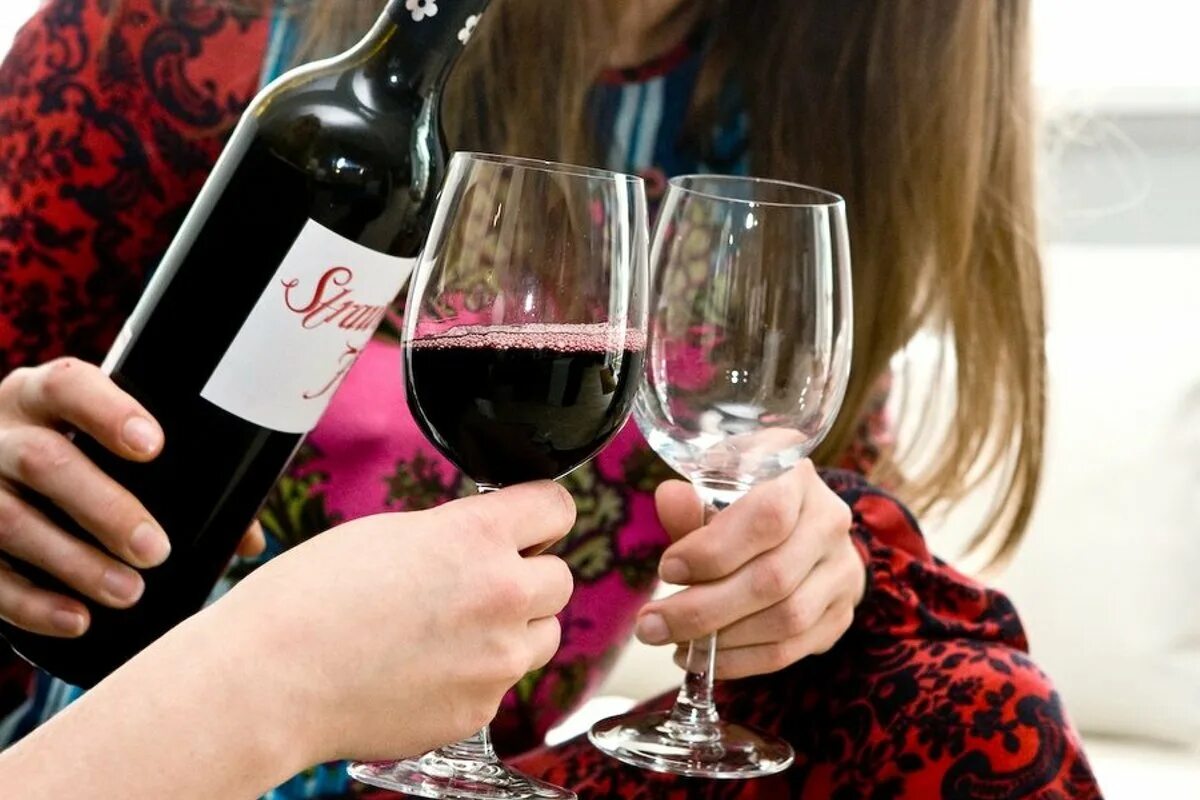Пить вино дома. Рука с бокалом. Подруги с вином. Бокал с вином. Вино в руке девушки.