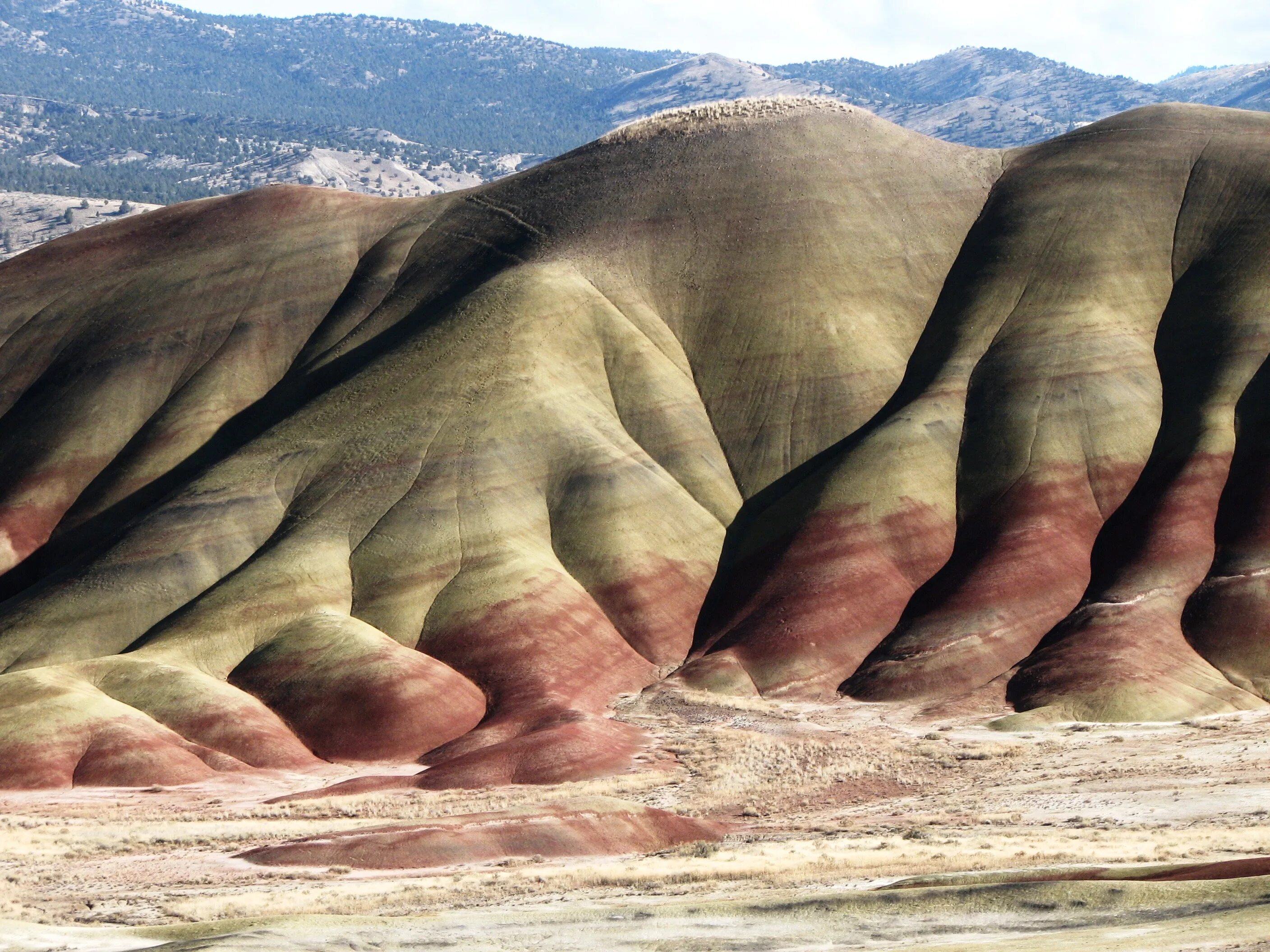 John Day Fossil Beds National Monument Орегон. Бедленды это в геологии. Горы из красного песка. Горы образуют горный пород.