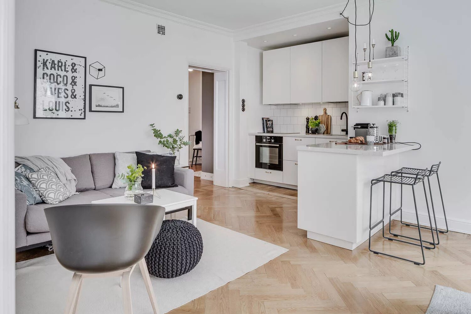 Белые кухни в современном стиле. Белые кухни студии. Кухня в маленькой студии. Белая кухня гостиная. Белая кухня в маленькой студии.