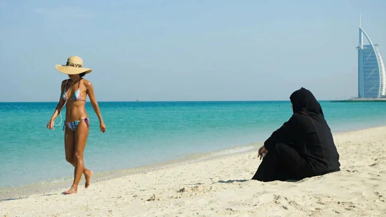 Что нельзя в дубае. Эмираты пляжи. ОАЭ женщины. Восточные женщины на пляже.