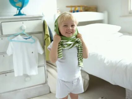 Девочка одевается утром