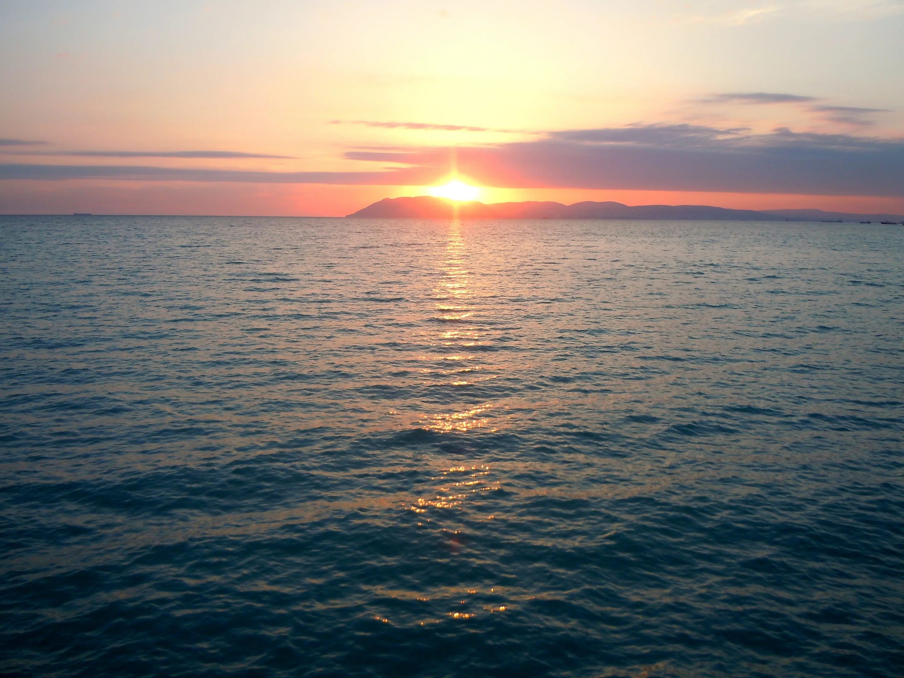 Спокойнее солнышко. Восход на море. Море солнце. Восход солнца на море. Спокойное море.