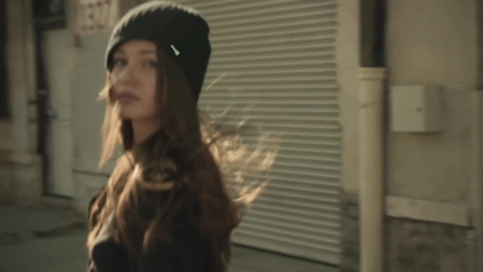 марсель продюсер zivert. Avicii wake me up up актриса. Avicii wake me up. Wake up клип. Avicii 2009.