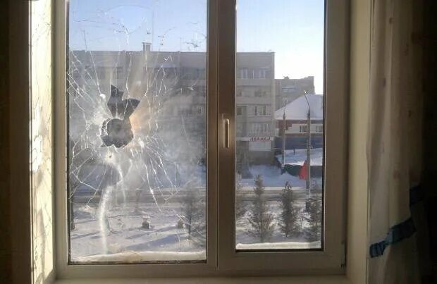 треснул стеклопакет. разбитый стеклопакет в пластиковом окне. треснутое пластиковое окно. окно стеклопакет. разбитые пластиковые окна.