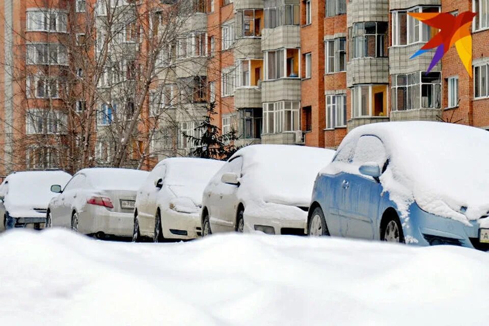 Машины во дворе зимой. Парковка во дворе зима. Машины подснежники во дворе. Парковка во дворах Петербург зима. Можно мыть машину во дворе многоквартирного дома