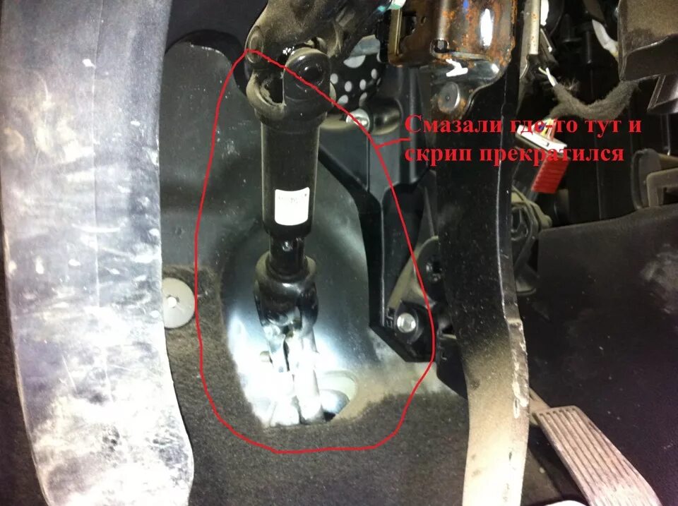 Скрежет при нажатии газа. Ниссан Патфайндер пружина педали тормоза. Скрипит рулевая колонка Opel Astra j. Nissan x-Trail t31 заглушка около педали тормоза.