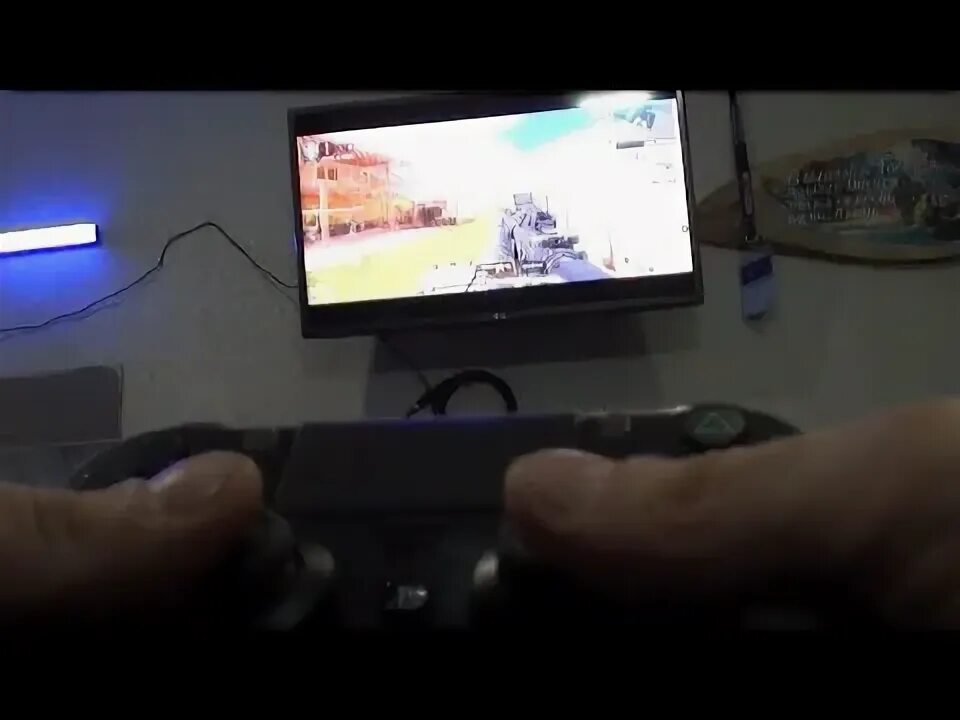 Игровой телевизор. Играют в приставку. Игры на телевизоре с геймпадом. 4g wireless. Джойстик в руках.