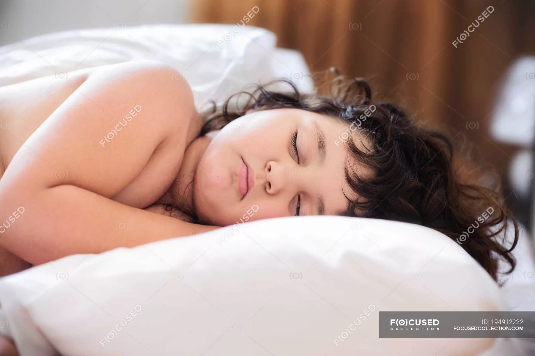 Полные женщины в постели. Спящая толстушка. Полные женщины в кровати. Девушка спит на подушке. Кровать для девочки.