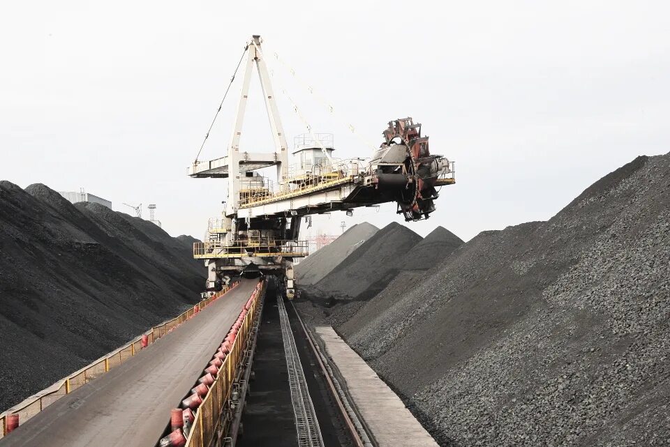 Открытый склад угля. Открытый склад угля. Открытый склад угля. Угольный склад. Экскаватор четра.