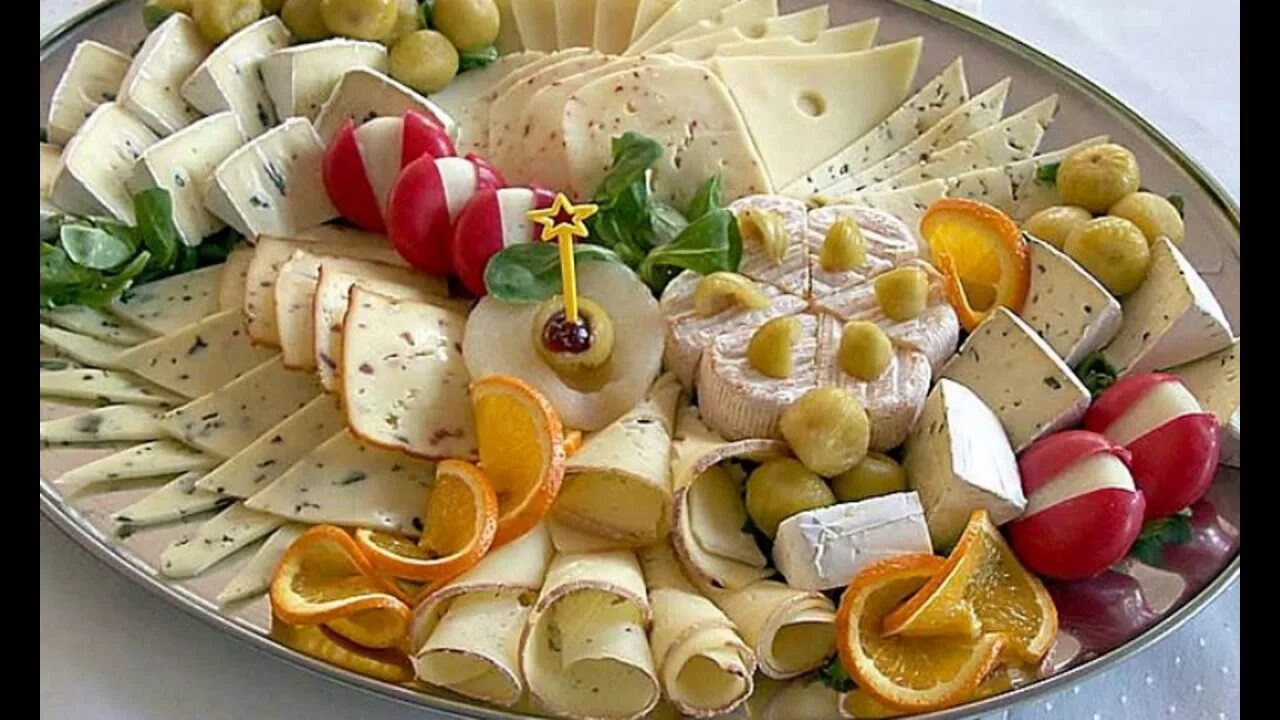 Сыр как украшать. Украшение сырной тарелки. Сырная нарезка на праздничный стол. Красивая подача сырной тарелки. Красивая тарелка с закусками.