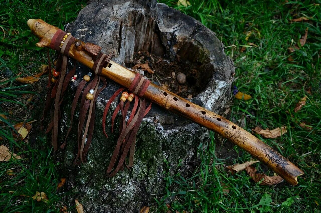 Native flute. Индейская флейта пимак. Флейта любви пимак. Флейта североамериканских индейцев пимак. Пимак музыкальный инструмент.