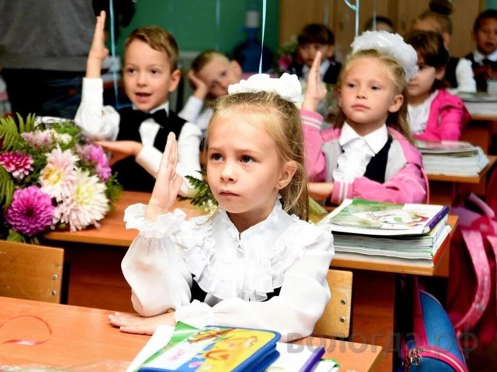 2025 год первый класс. Первоклассникина 3роке. первоклашки в школе. первый класс за партой.
