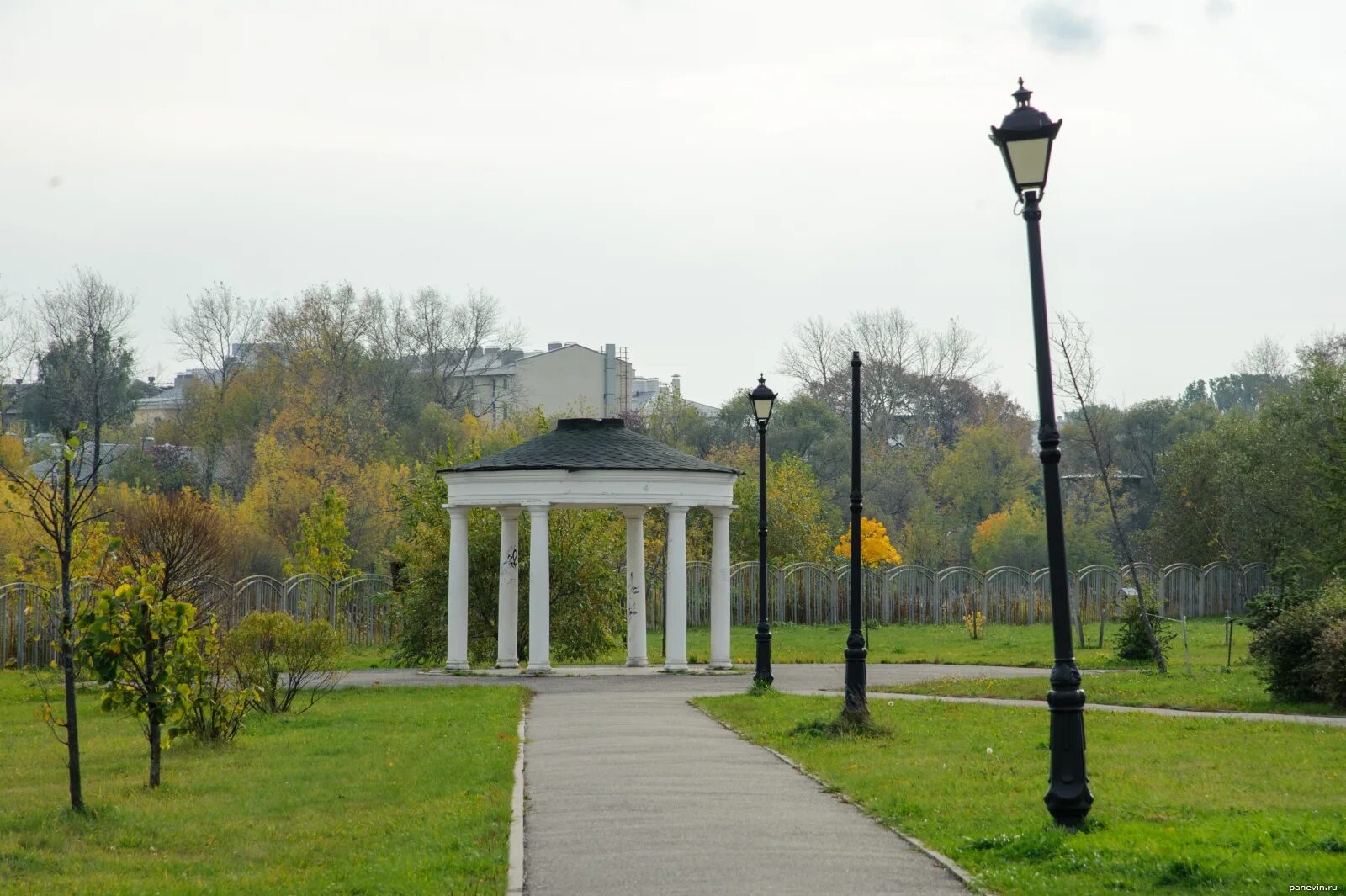 Парки ярославль купить. Парк 1000 Ярославль. Парке 1000-летия Ярославля.. Ярославль набережная парк 1000. Медведь в парке 1000 летия Ярославль.