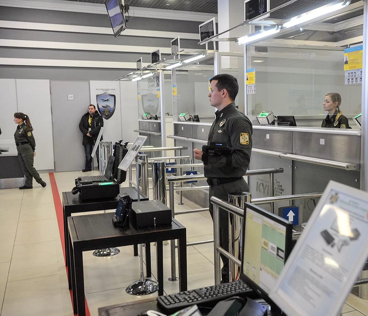 Пограничники в аэропорту. Аэропорт домодедово паспортный контроль. Аэропорт пограничный контроль телефон. Отряд пограничного контроля в международном аэропорту шереметьево. Паспортный контроль.