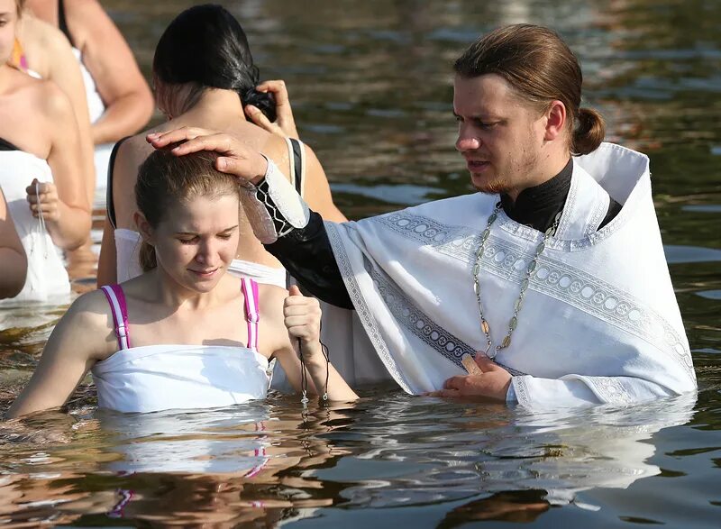 Baptist orthodox крещение. Таинство крещения река. Крещение в церкви. Крещение подростков в церкви. Вера крещение баптиста.