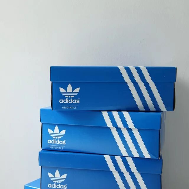 Пачка организация. Адидас Originals Box. Коробка adidas Originals. Adidas Box RSPNS. Adidas Originals White Blue Box.