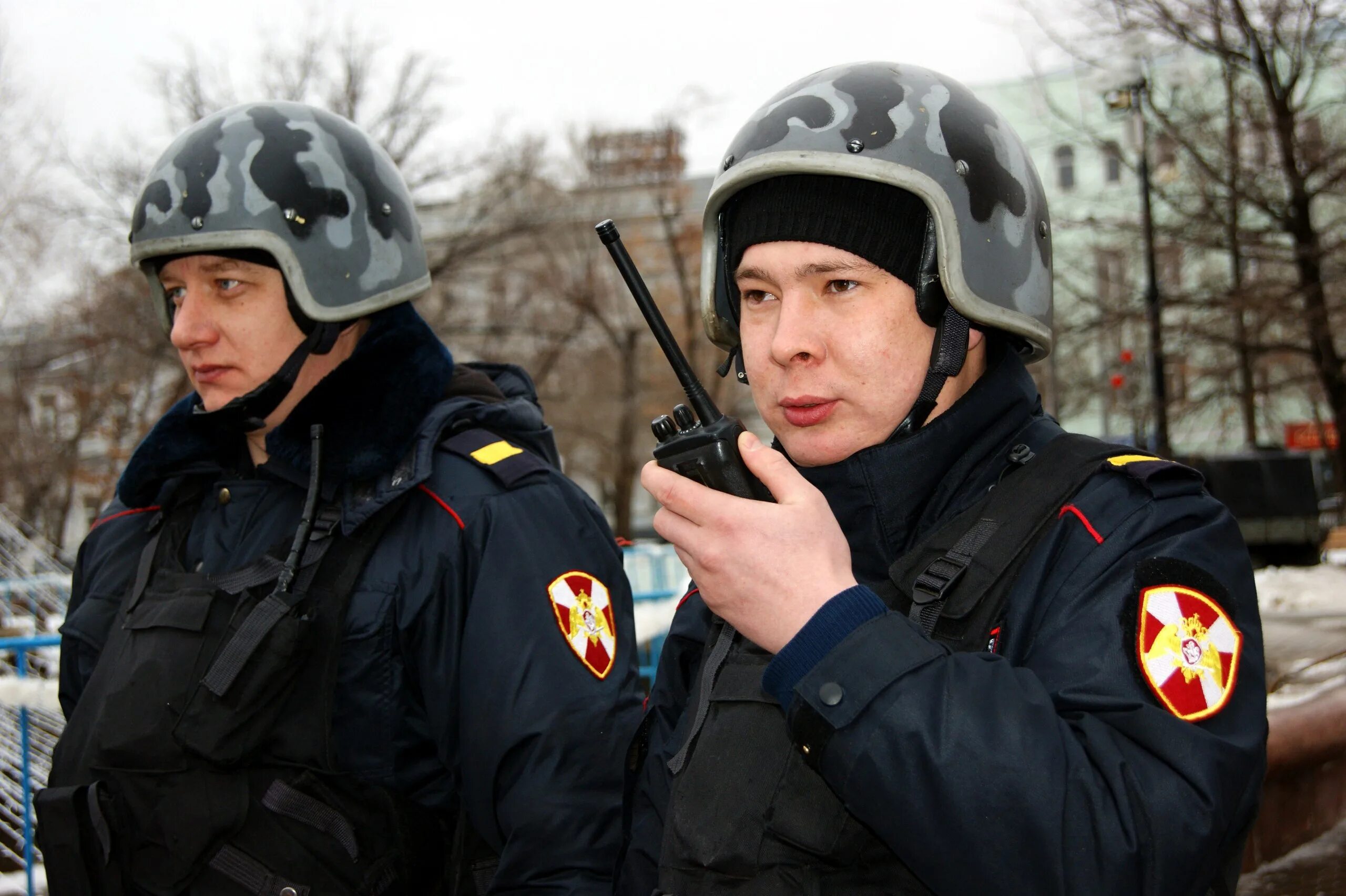 Росгвардия бакунина. Вневедомственная охрана боец. Росгвардия бакунина. Полицейская рация. Росгвардия баннер.