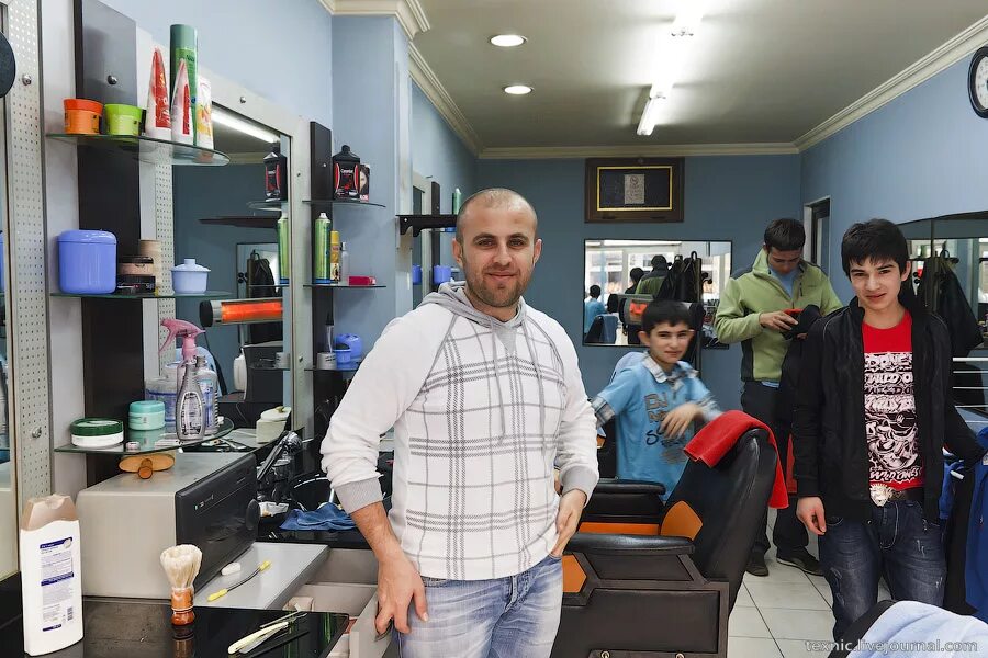 Парикмахер в турции. Мужская стрижка в салоне. Парикмахер стилист мужской. Мастер парикмахер мужчина. Барбер турция стрижки.