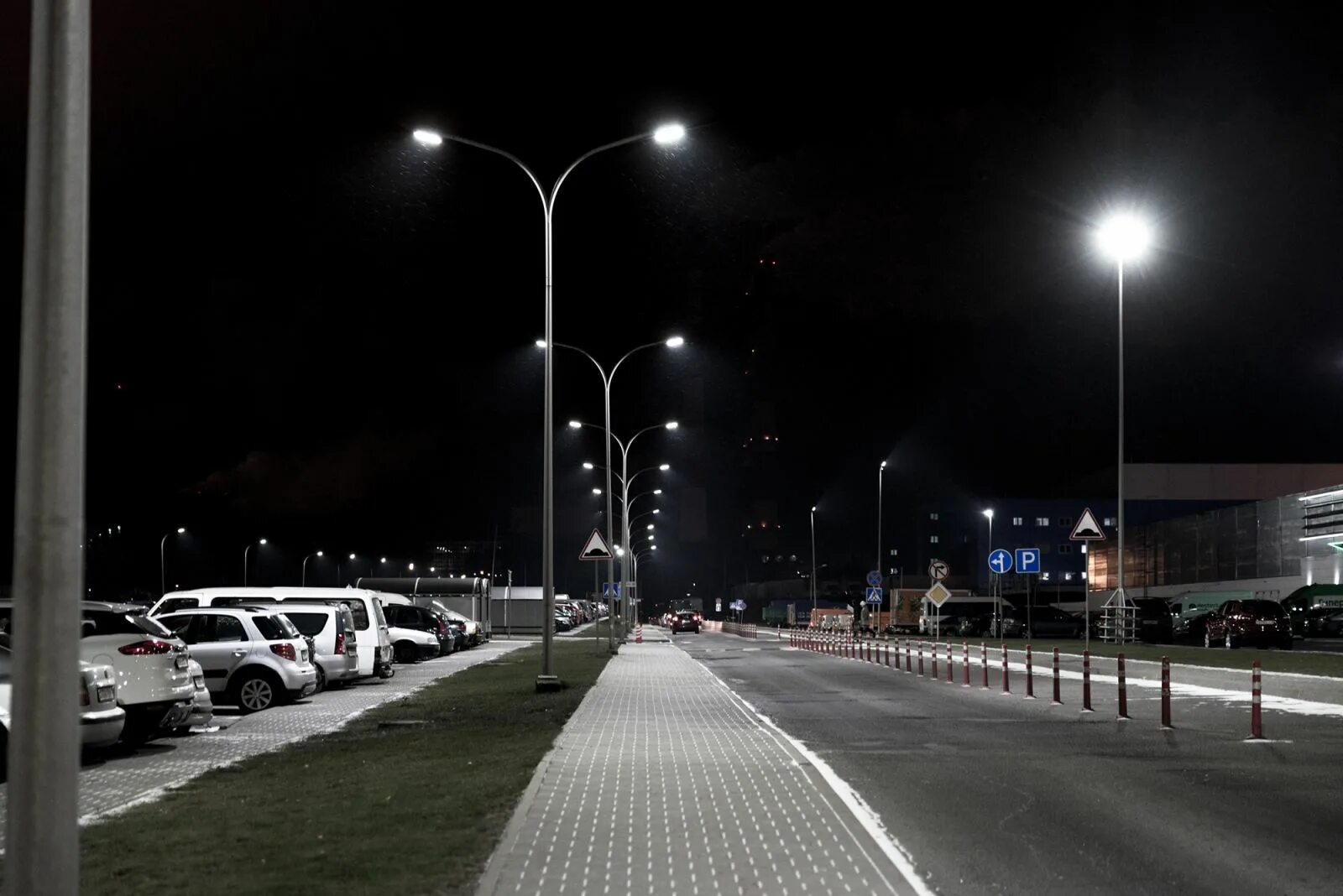 Функциональное освещение города. Магистральные уличные фонари. Освещение дорог. Умное уличное освещение города. Смарт освещение улиц.