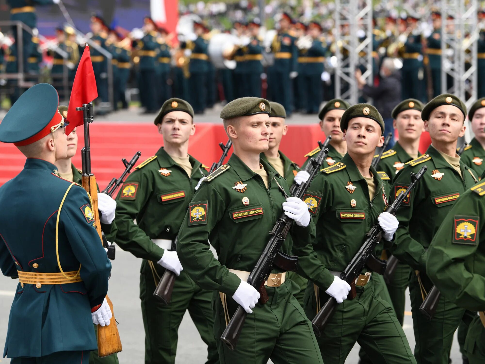 9 мая в казани. Парад 9 мая. Солдаты на параде. Военный парад в Казани. Парад Победы Казань.