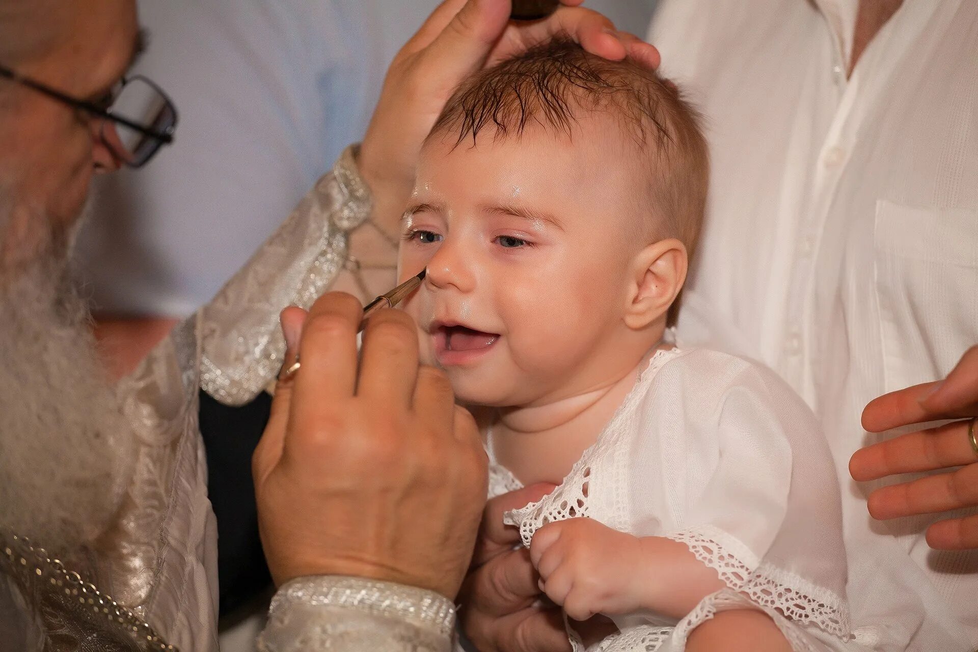 Возраст крещения. Крестильная купель в храме. Возраст крещения. Крещение младенца в храме. Младенец в храме.