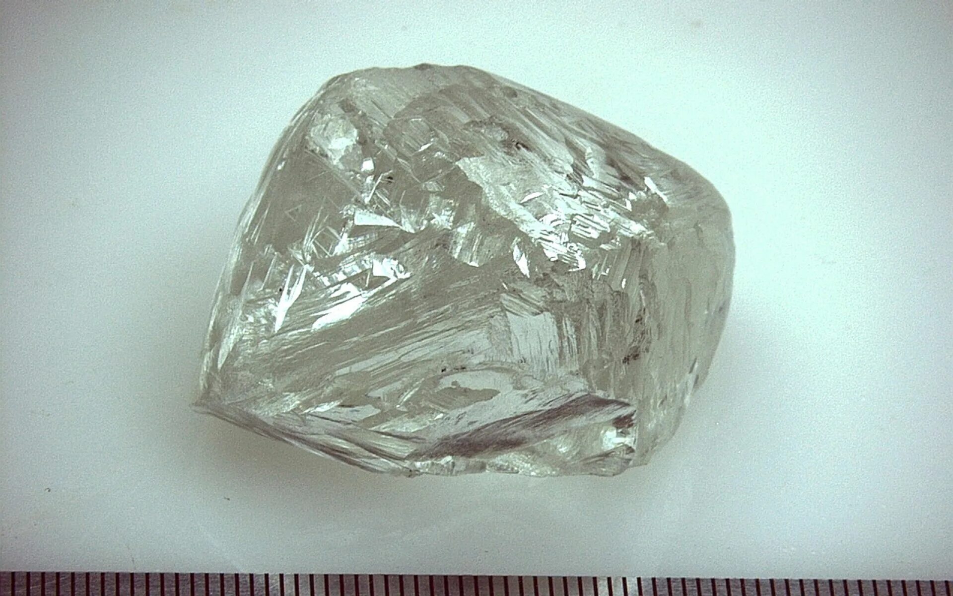 Алмаз бром. Эксцельсиор Алмаз. Алмаз неограненный АЛРОСА. Алмаз 3000 карат.