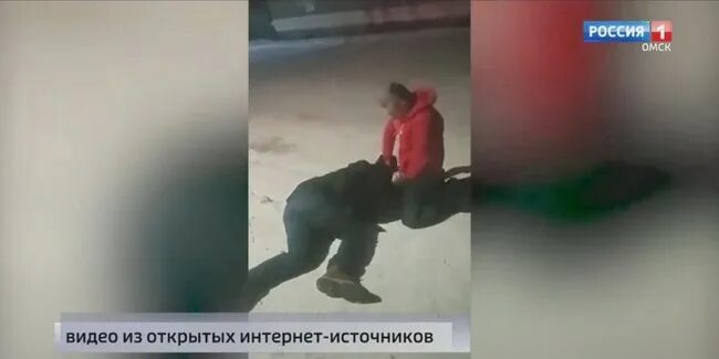 Полицейский избивает человека.