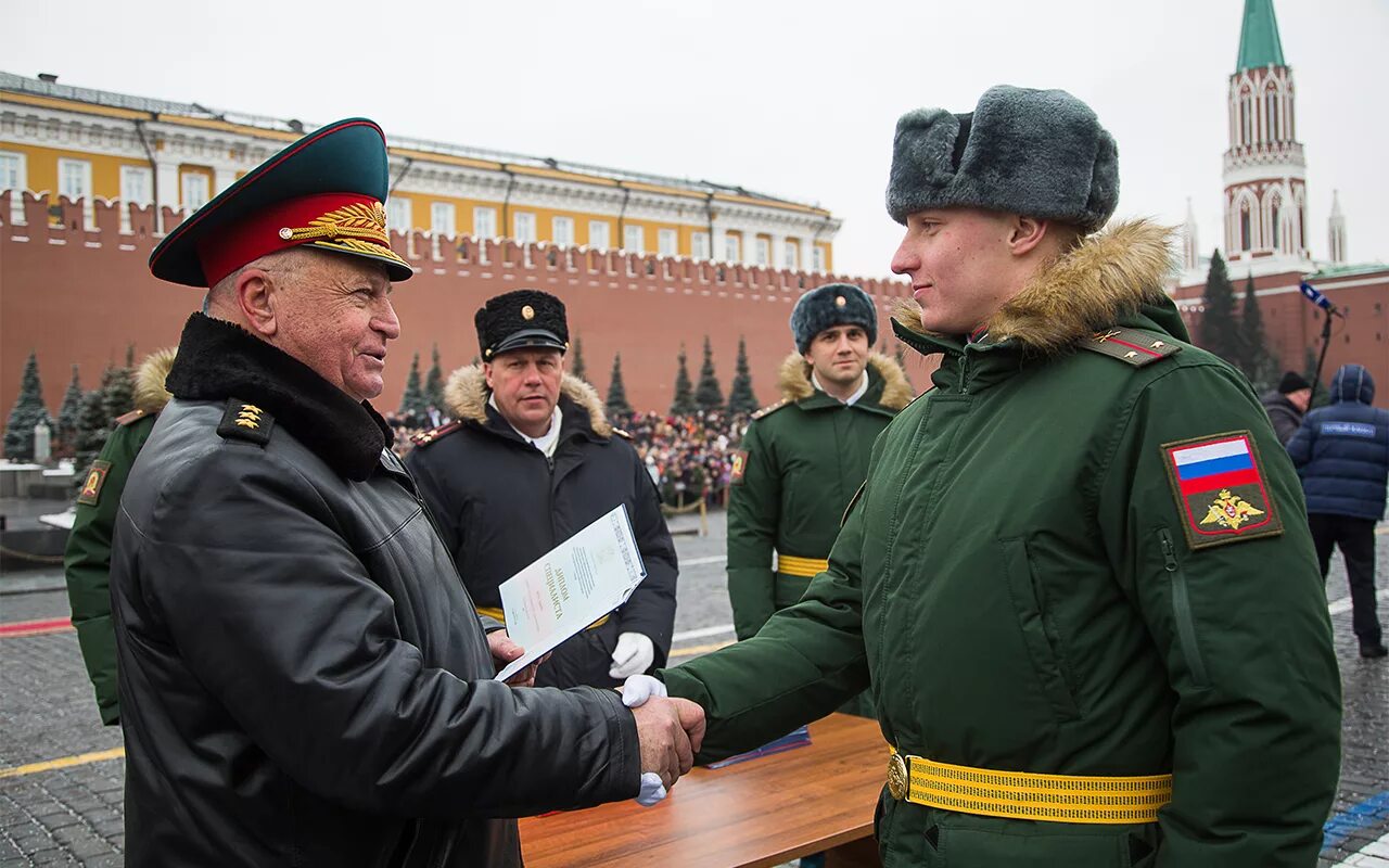 Выпуск МВОКУ на красной площади. Генерал полковник МОСВОКУ. Кремлевские курсанты МВОКУ.