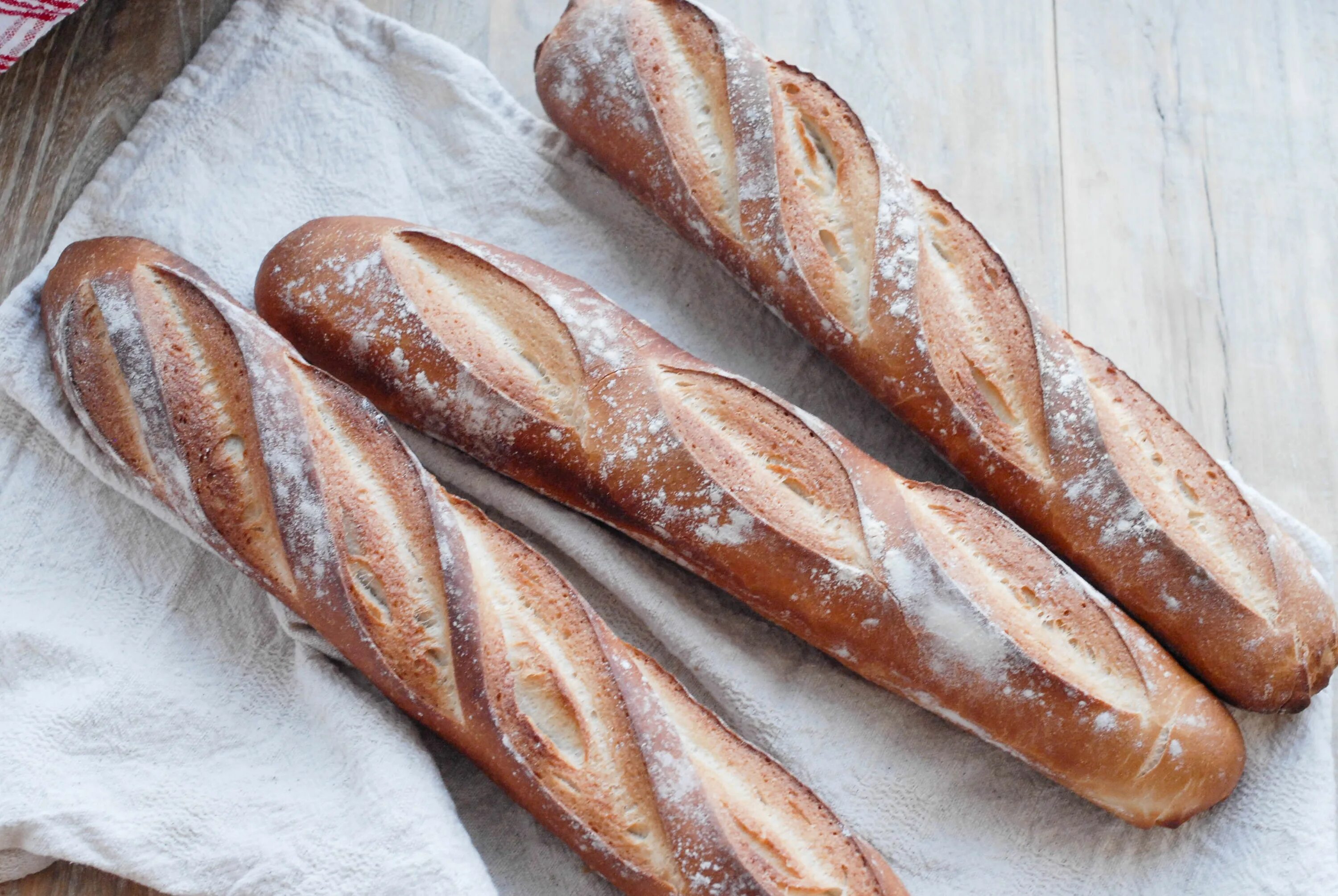 La baguette. Багет французский. Багет французский. Длинный хлеб. Baguette co ереван.