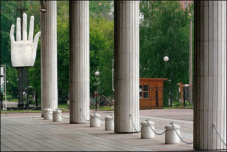 Рука Москвы. Артобьекь в Москве с руками. Ладони в Москве красивые места фото.