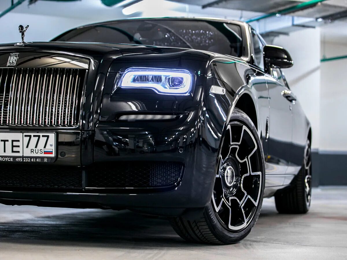 Two rolls. Rolls Royce Ghost 2021 черный. Роллс Ройс Ghost Black badge. Rolls Royce Ghost Black badge 2021. Rolls Royce Ghost Mansory 2022.