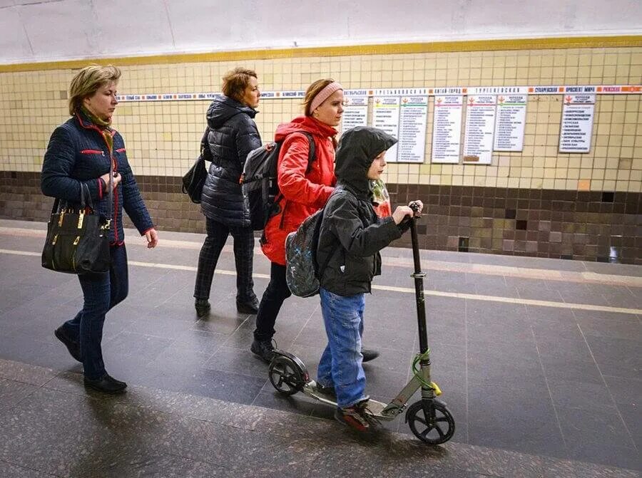 Электросамокат можно в метро. Самокат в метро. С самокатом в метро. Самокаты для передвижения в метро. Провоз самоката в метро.