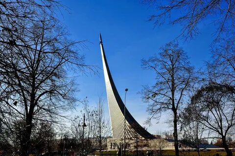 Покорителям космоса