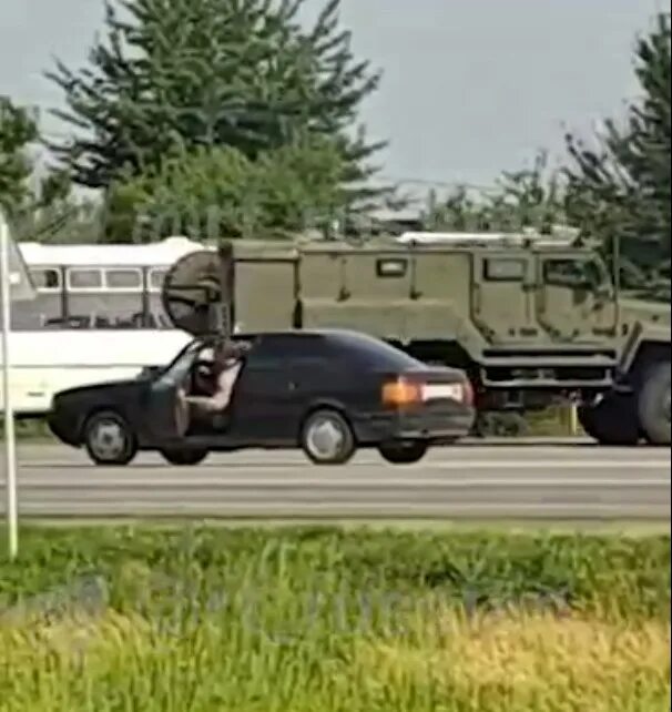 В воронеже замечен. Военная техника колонна. Колонна военной техники. Военная техника в Воронеже. Российская Военная техника.